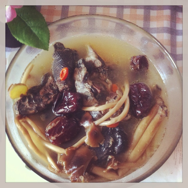 枸杞红枣乌鸡汤