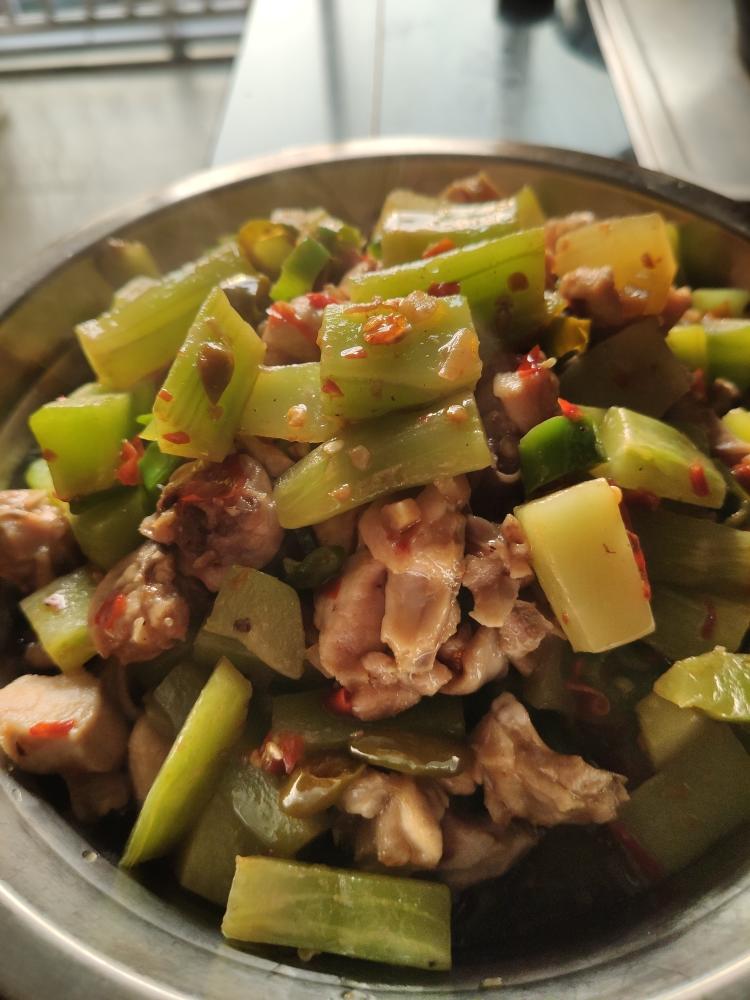 自贡菜:莴笋炒兔的做法