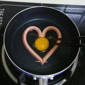 爱心煎蛋的做法 步骤4