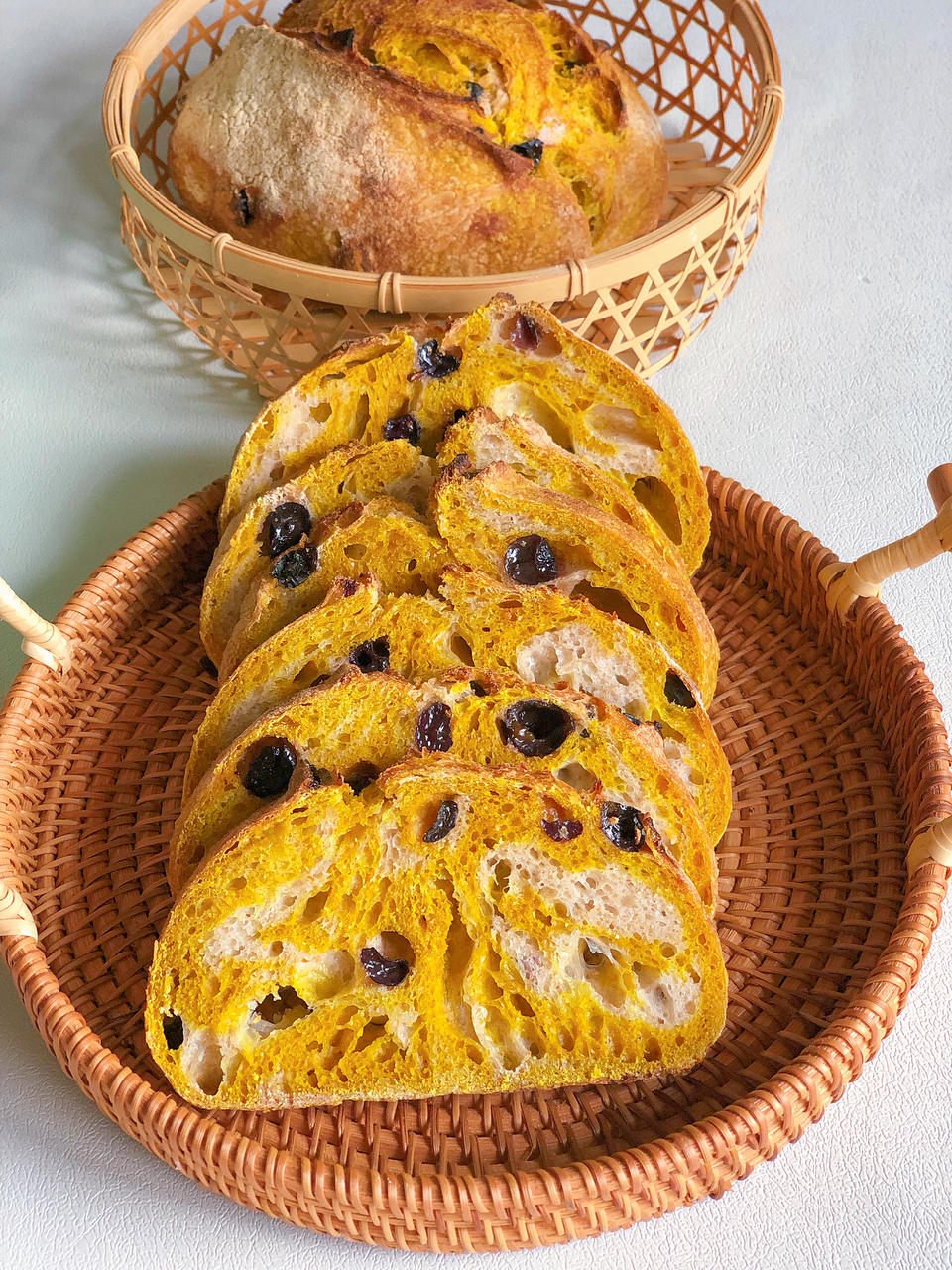 好吃到飞起-天然酵母姜黄肉桂提子双色欧包（手揉法-超详细）