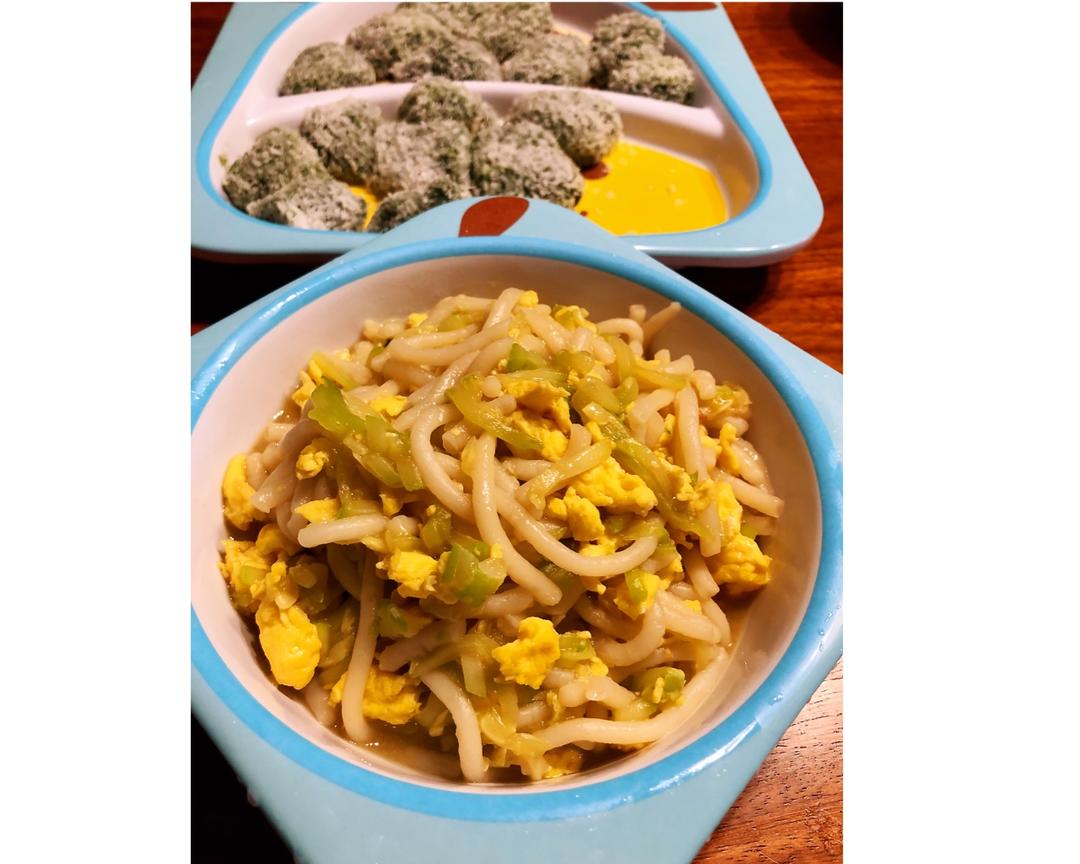 宝宝辅食记录：西葫芦鸡蛋炒面2018-3-28早餐的做法
