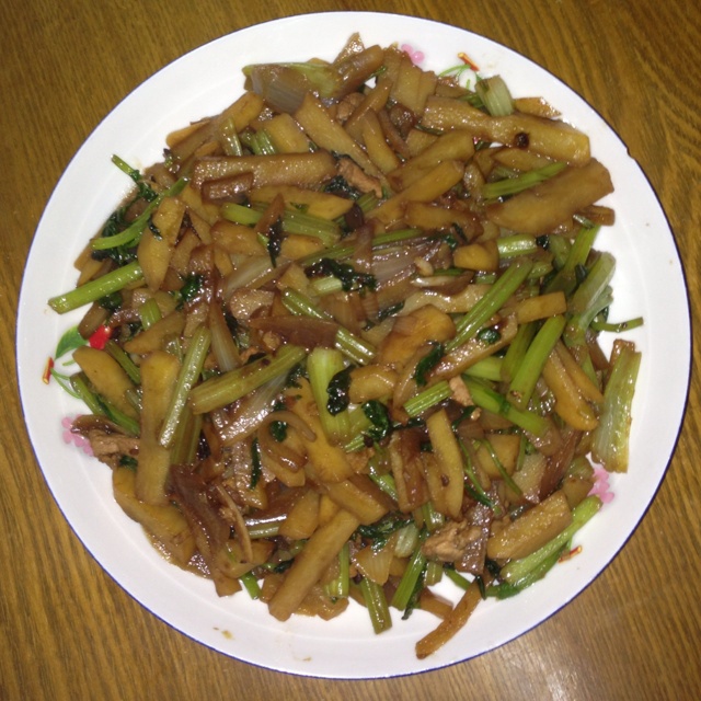 土豆炒芹菜