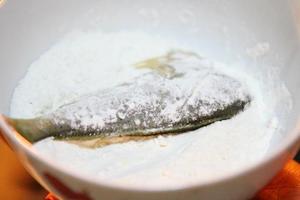 干炸香酥小黄鱼的做法 步骤2