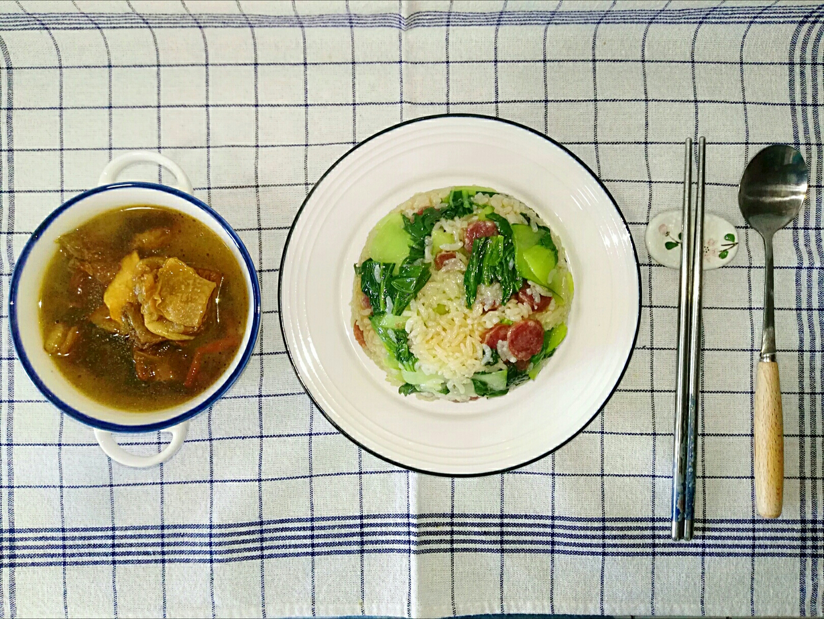 电饭锅版香肠青菜焖饭的做法 步骤2