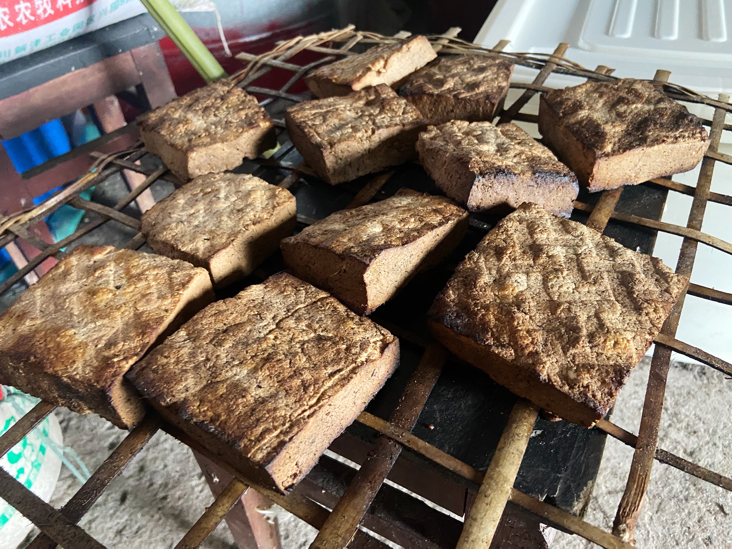 腊肉炒烟熏豆干（砂仁秋出来的腊肉）的做法 步骤3