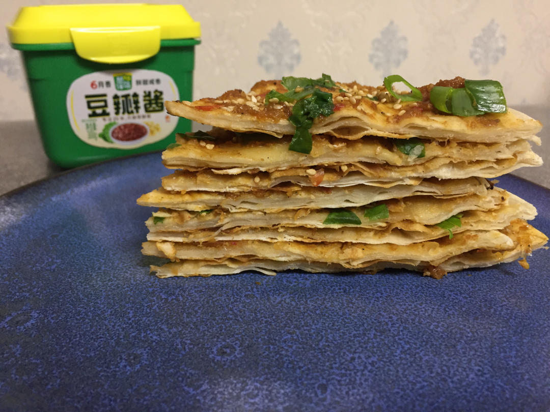 宫小喵做的煎酱香饼好吃到爆的酱香千层饼