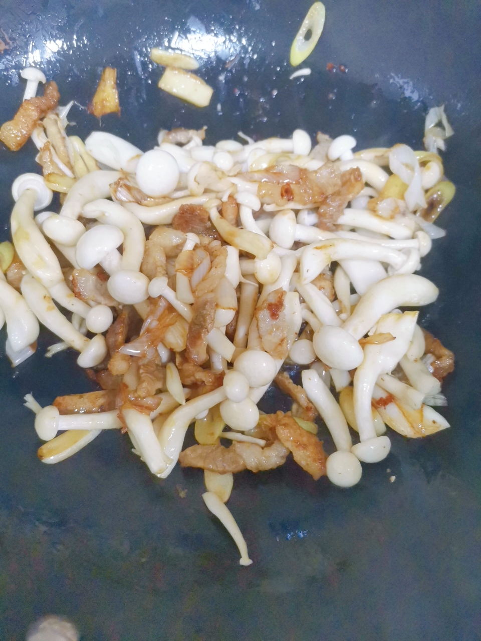 夏日爽口菜-黄瓜炒海鲜菇的做法 步骤6