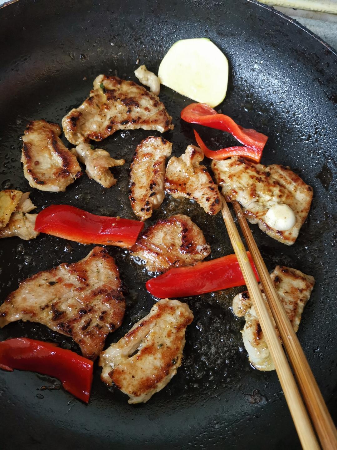 蒜香风味煎里脊肉卷饼的做法 步骤3