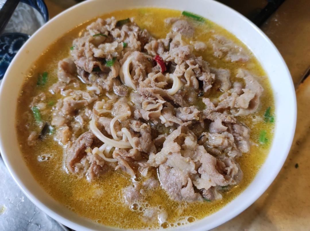 酸汤金针菇肥牛卷