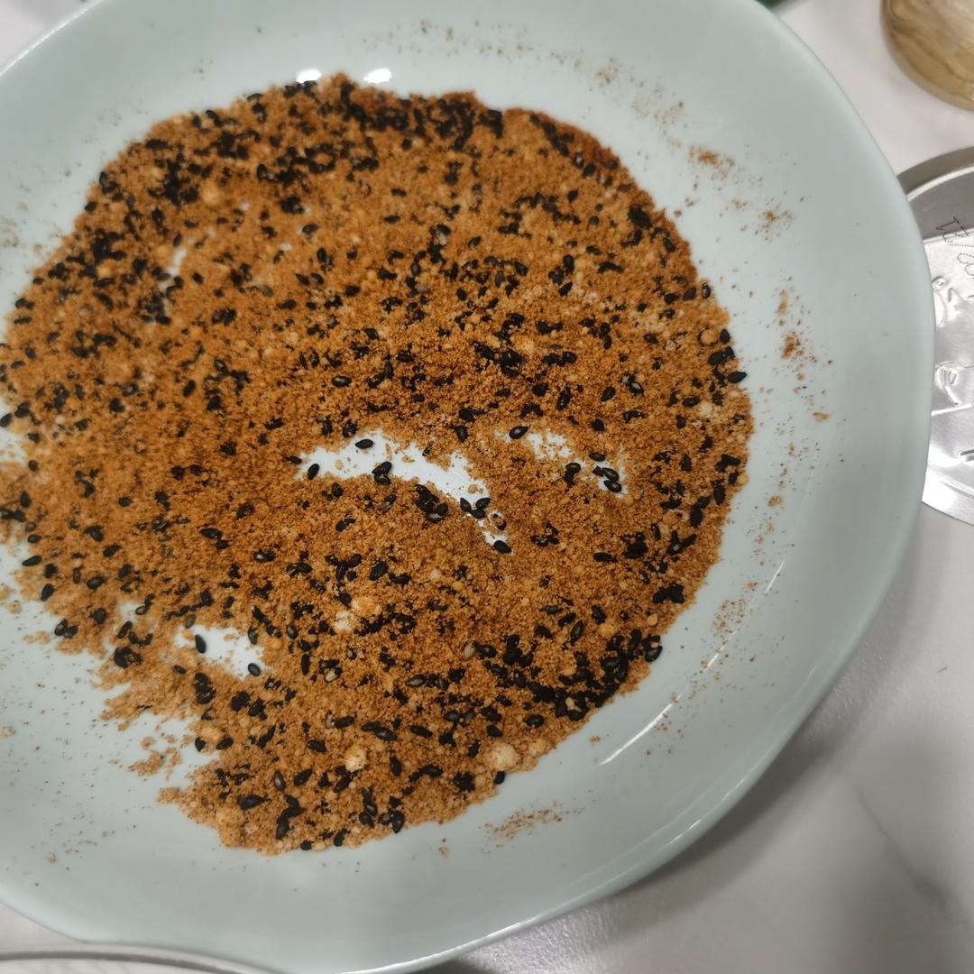 辣肉松脆肠面包
