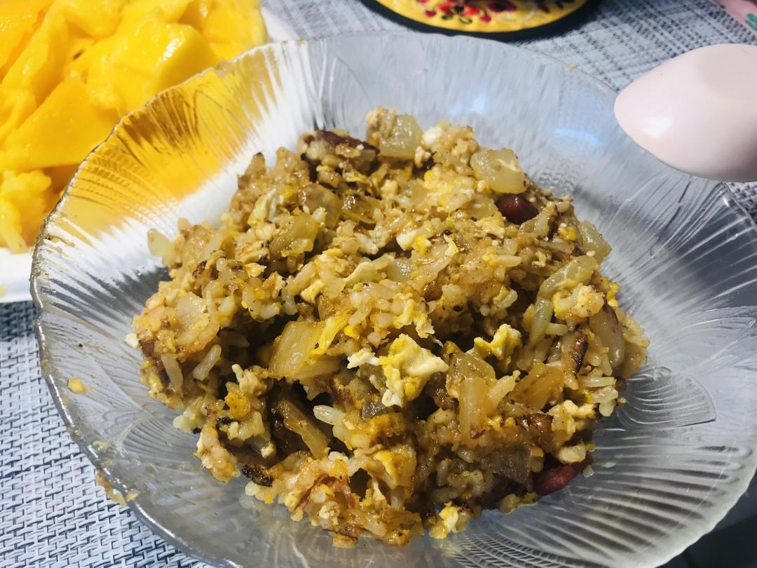 香喷喷的洋葱腊肠蛋炒饭