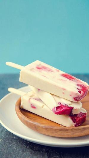草莓牛奶冰棍的做法 步骤4