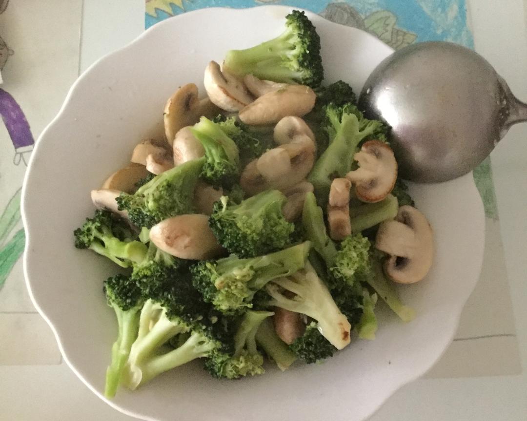西兰花炒蘑菇的做法