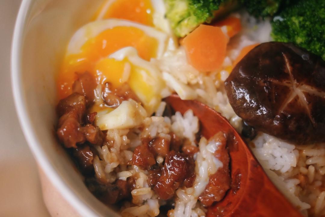 洋葱酥卤肉饭