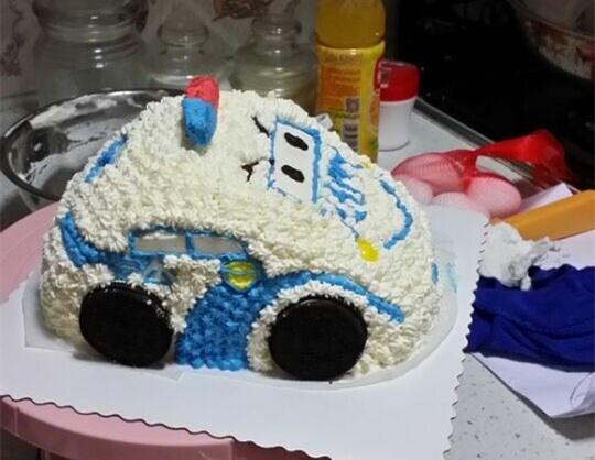 帅气的HAPPY汽车蛋糕的做法