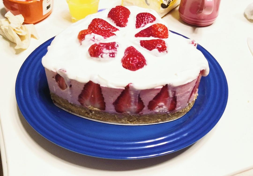 8寸草莓慕斯蛋糕