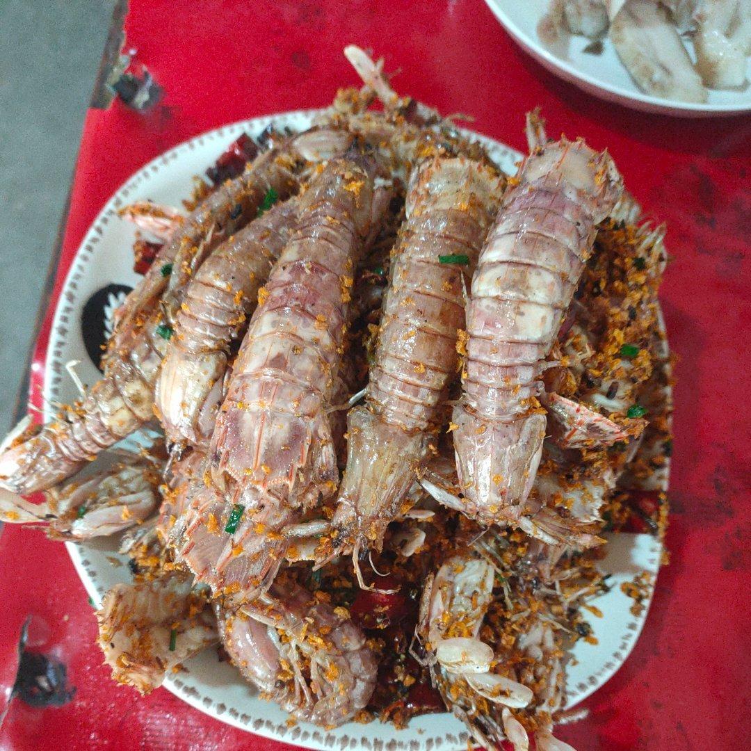 无油炸版的椒盐皮皮虾和巧拨虾壳的方法