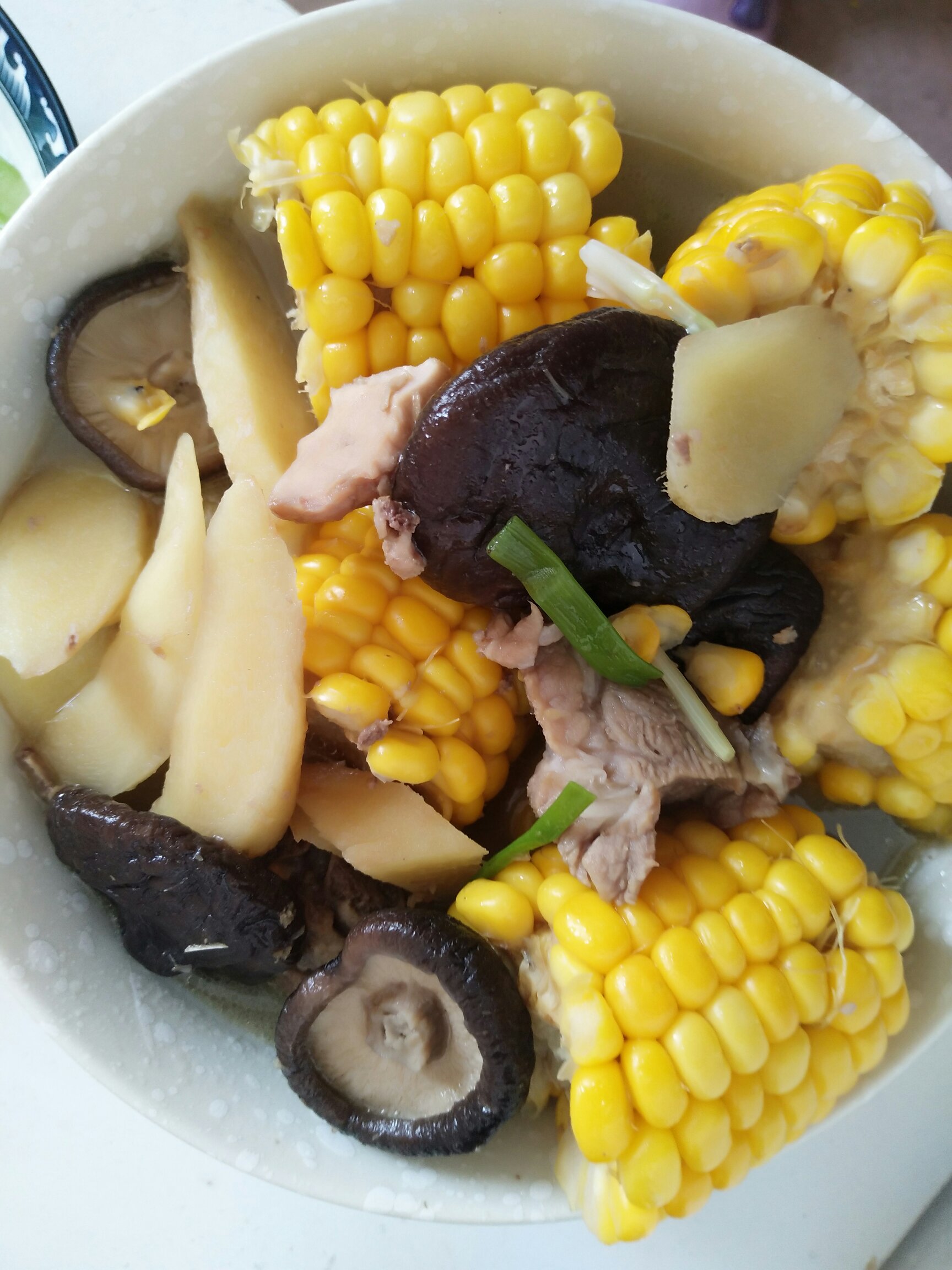 排骨玉米香菇汤