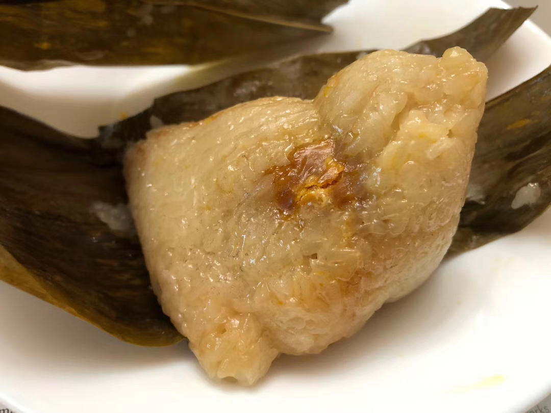 咸蛋黄肉粽子（附详细包粽子视频）