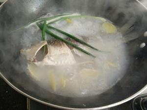 汤超级鲜的荷包蛋鲫鱼汤的做法 步骤6