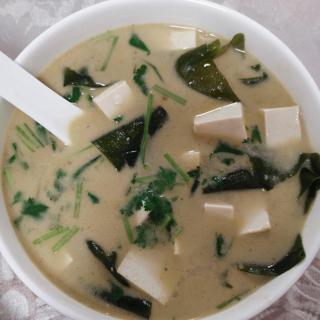 鲫鱼海带苗豆腐汤