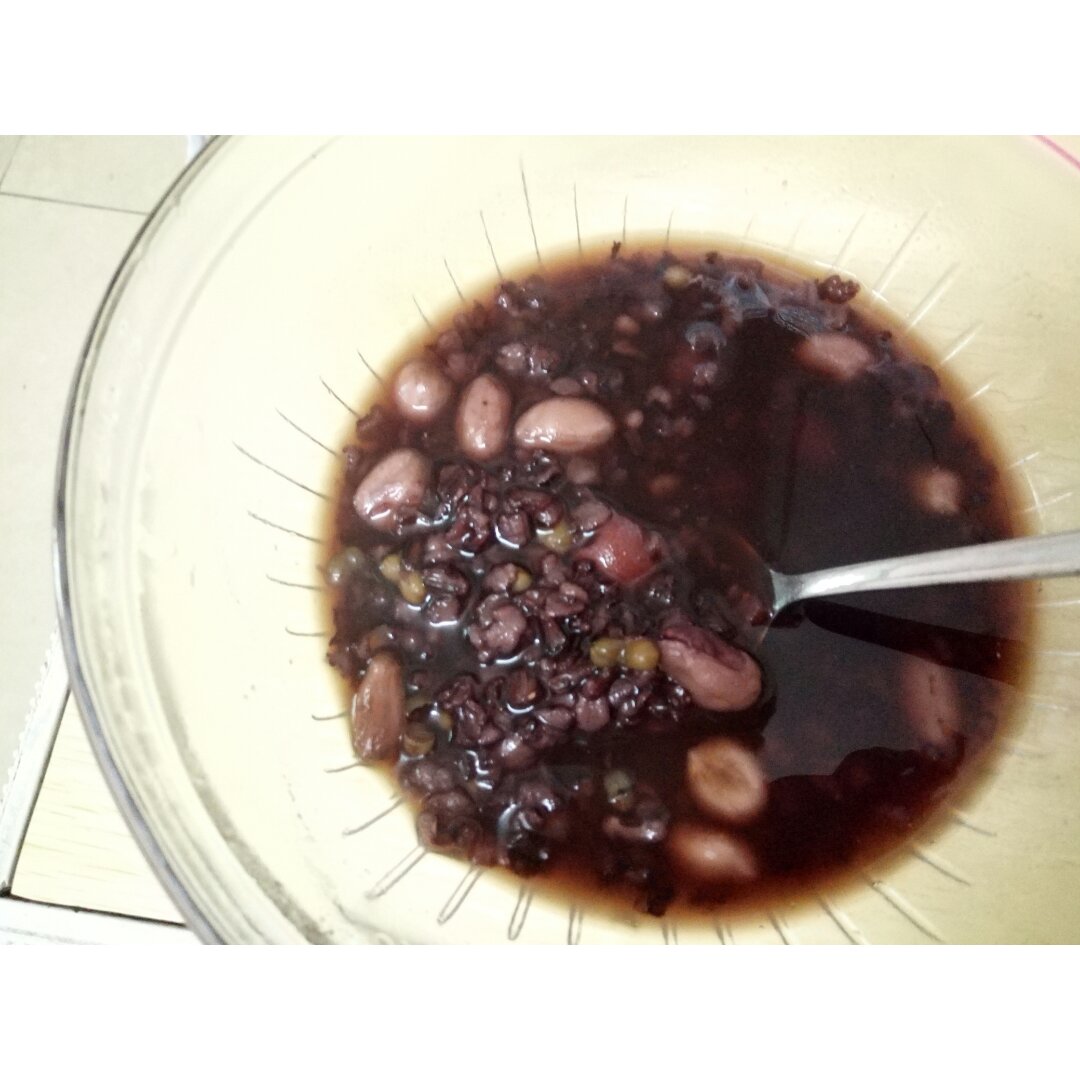 薏米红豆红枣枸杞黑糯米大豆粥