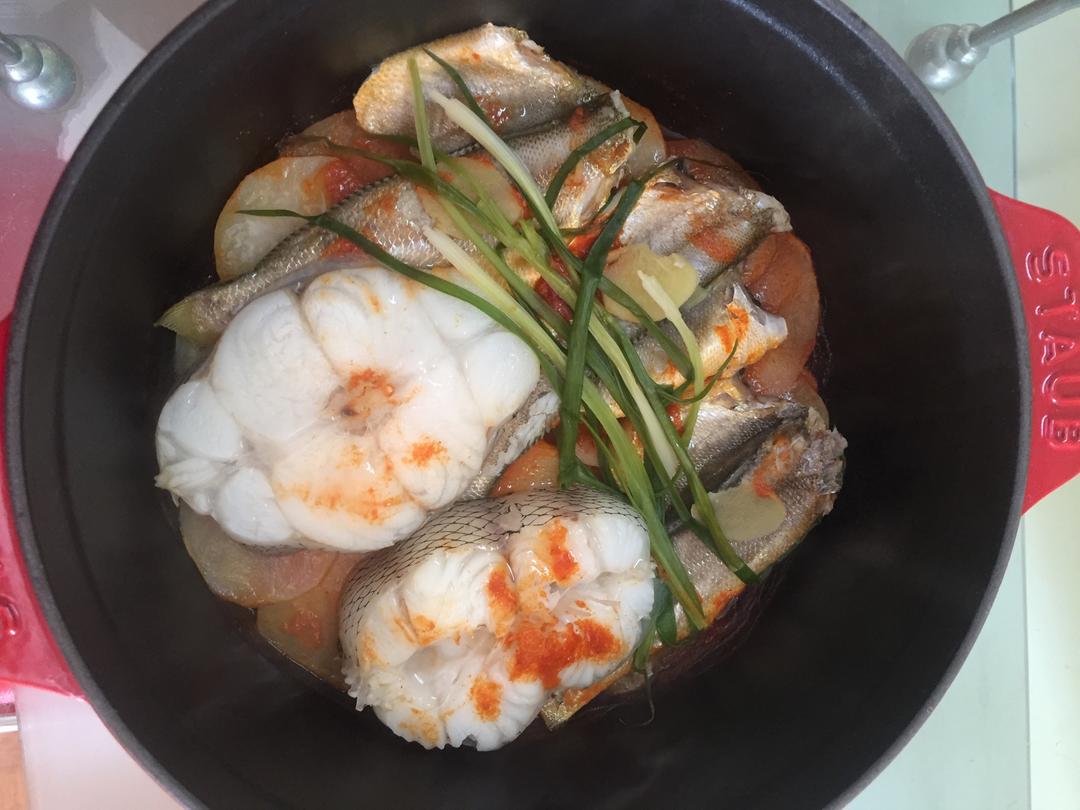 韩式土豆萝卜蒸鱼