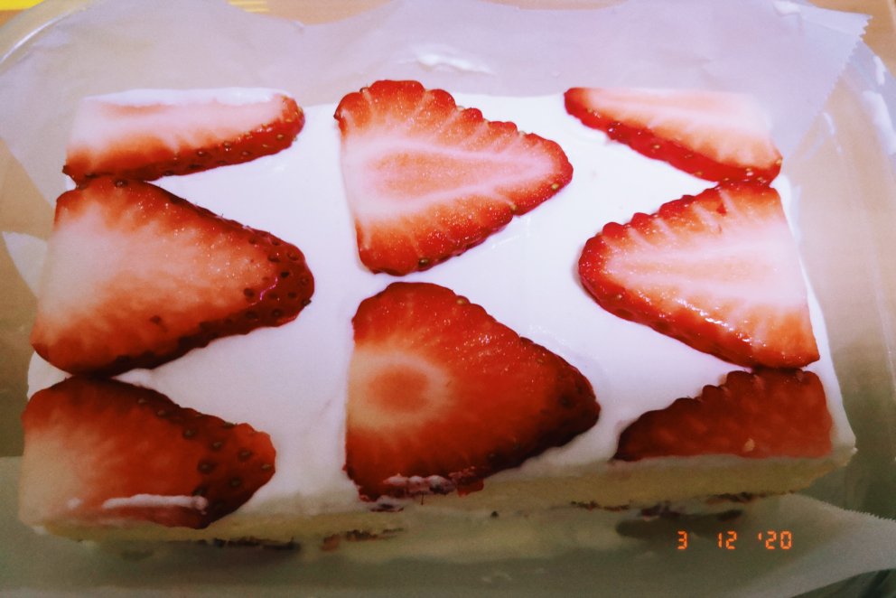 不会卷蛋糕卷？这款草莓奶油切片蛋糕，易上手