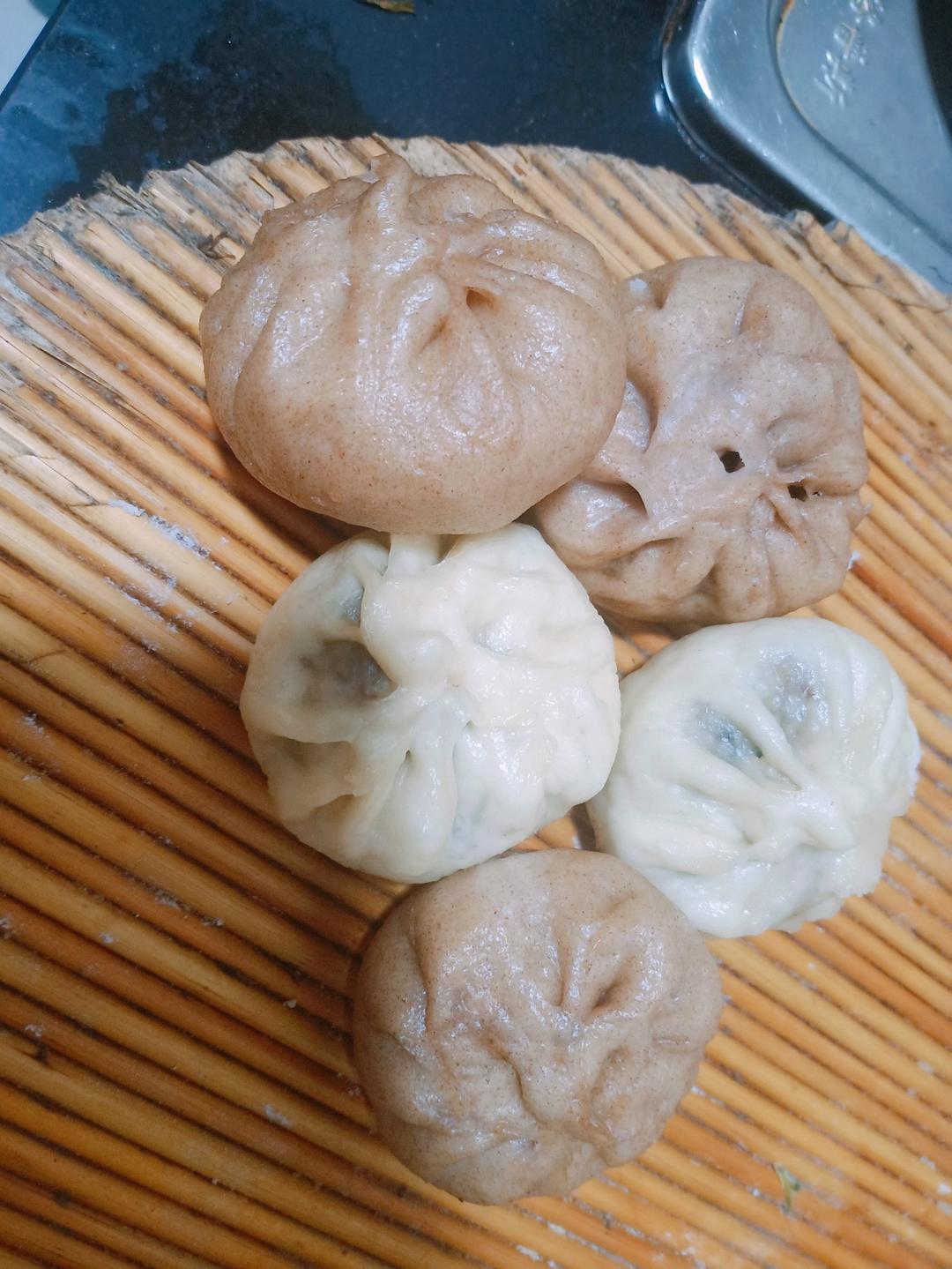 酱肉包升级版（加了点木耳和芹菜 好吃惨了）