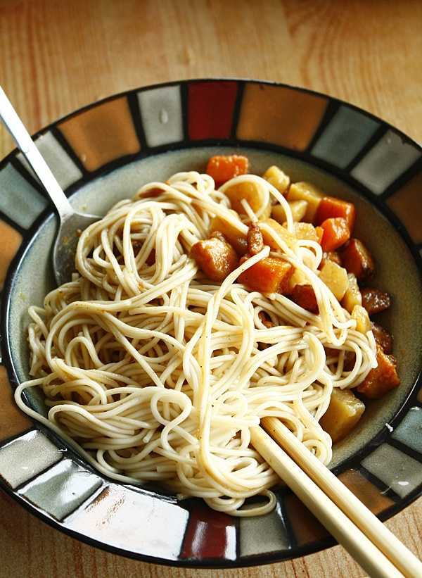 不孤独的食物美学「一人食」咖喱拌面