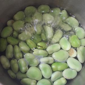 椒盐蚕豆的做法 步骤2
