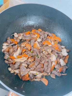 食谱-黄油酱油风松茸炒和牛的做法 步骤4