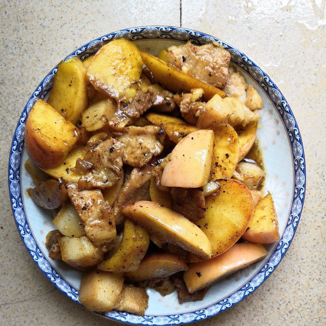 深受小朋友喜爱的苹果炒肉