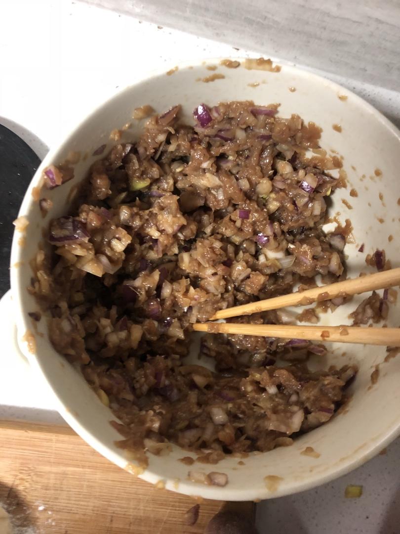 鲜美多汁的洋葱牛肉包子