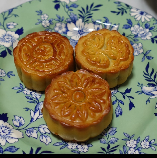 一口广月之小小蛋黄莲蓉月饼