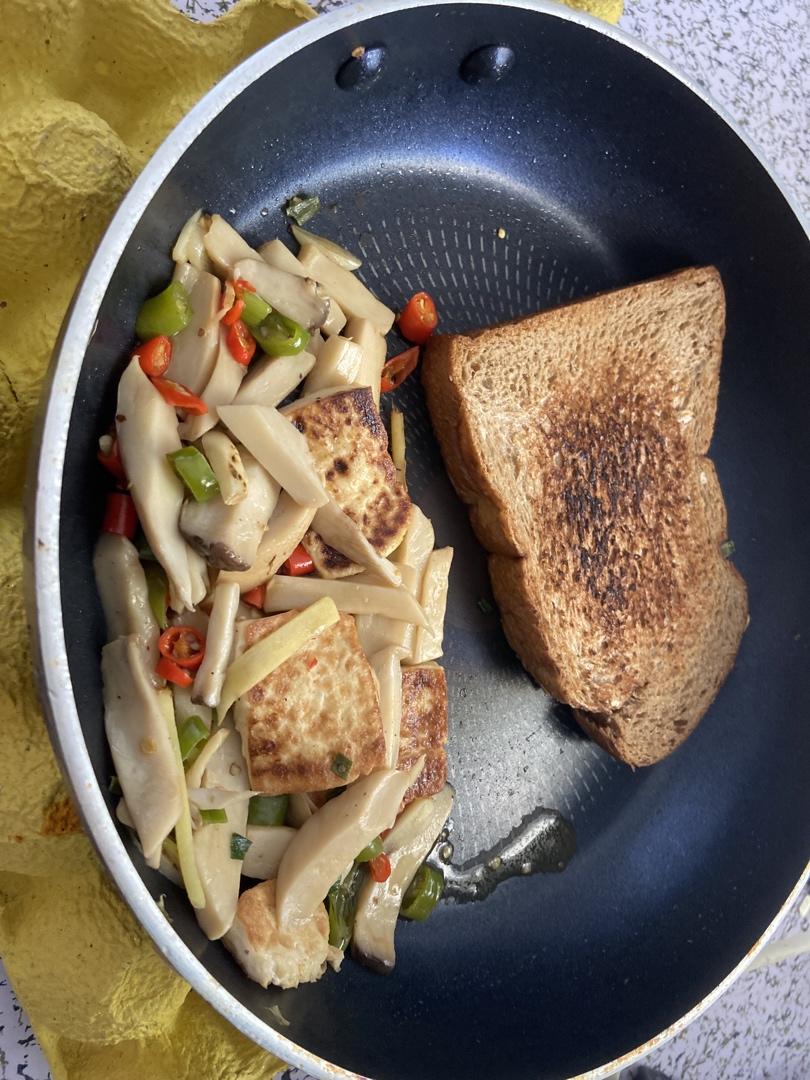 青椒素炒杏鲍菇