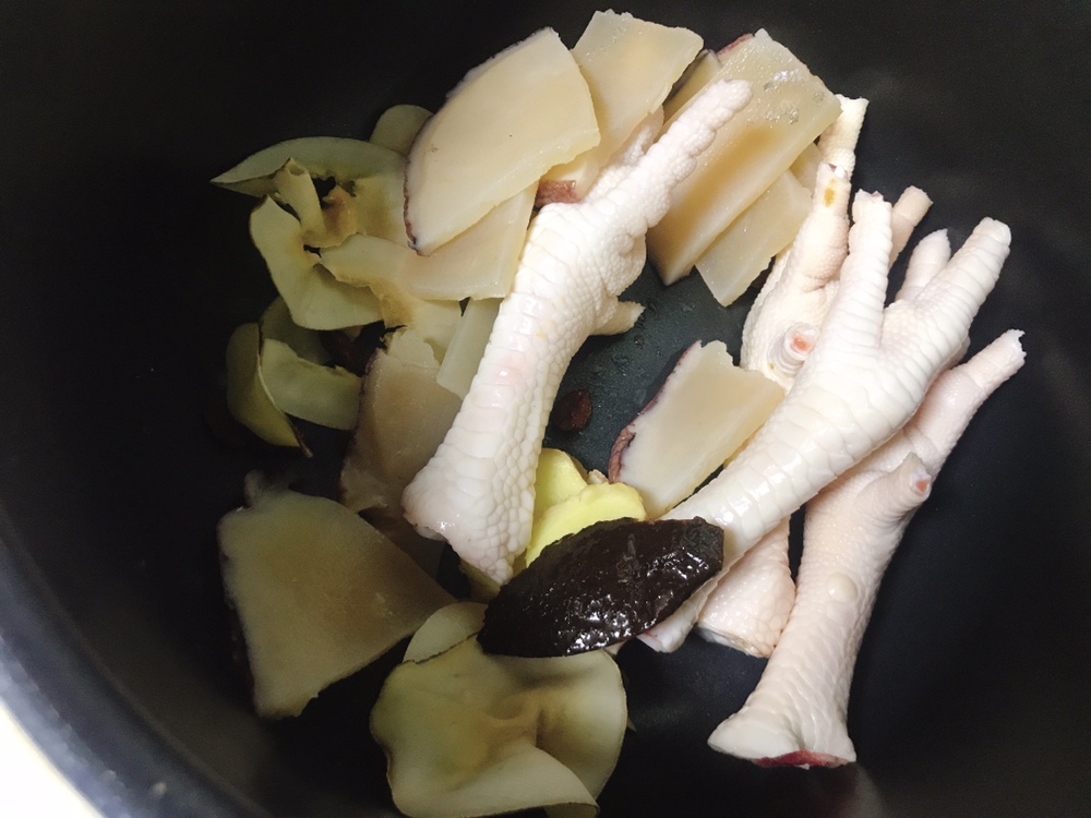滋阴清热解毒的靓汤：响螺片海底椰煲鸡脚的做法 步骤5
