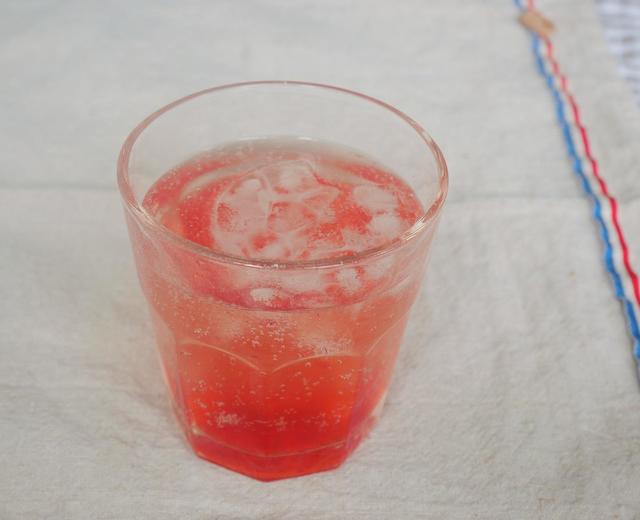 草莓苏打汽水的做法