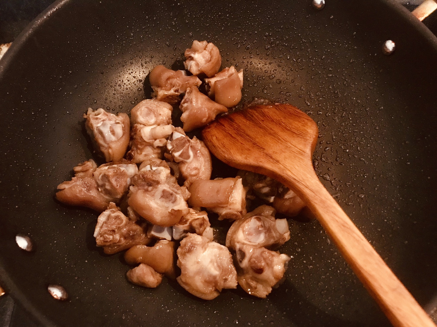 食|电饭锅焖猪脚饭的做法 步骤1