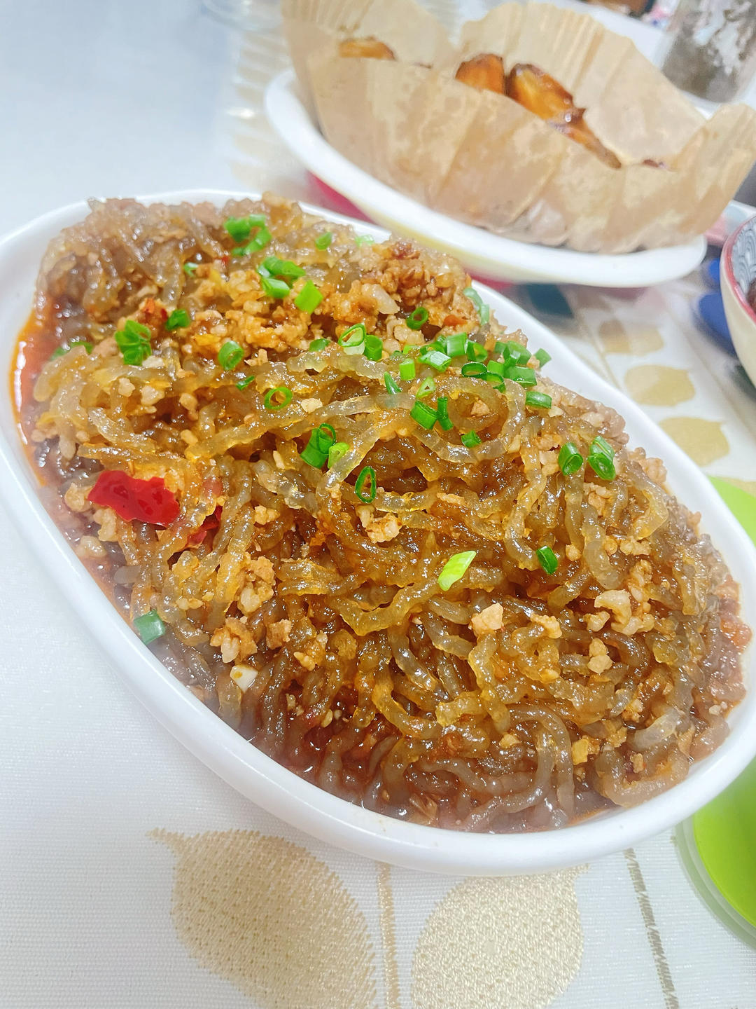 厨师长分享传统名菜“蚂蚁上树”，色泽红润，醇香微辣