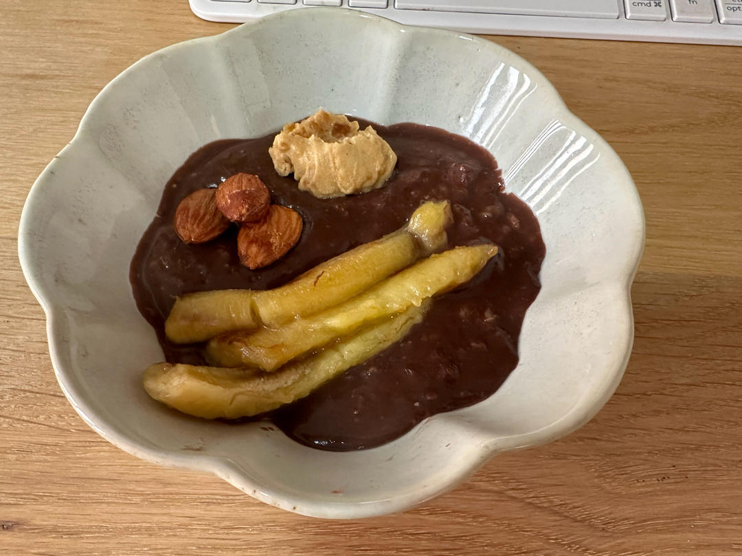 椰子香蕉巧克力热燕麦碗