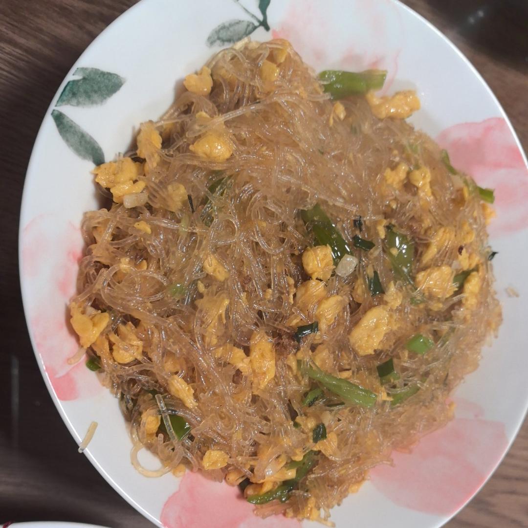 做鸡蛋炒粉丝，千万不要直接炒，多加一步，好看又好吃