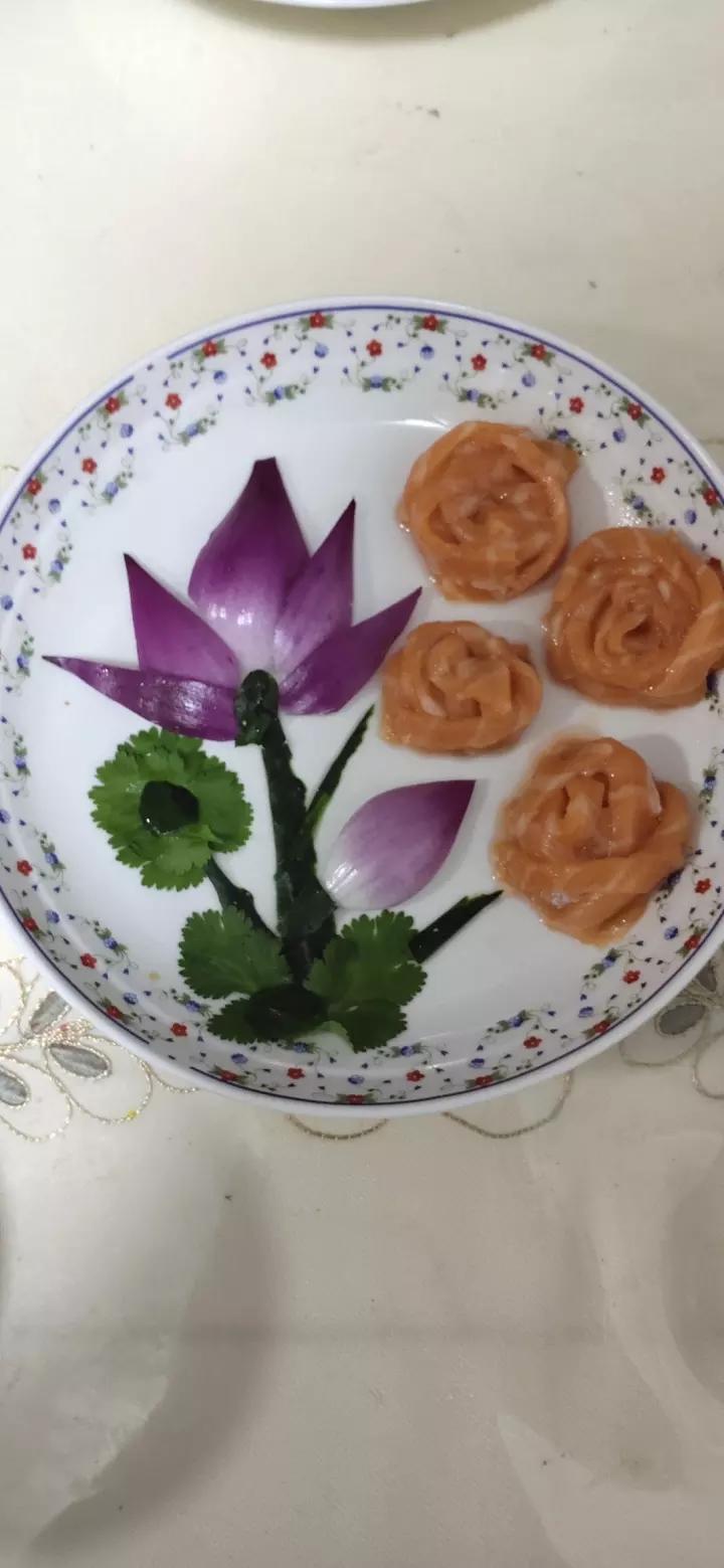 简单美丽的盘饰（9）——冷拼·洋葱荷花