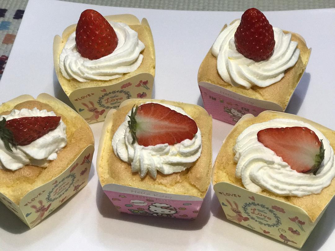 草莓奶油杯子蛋糕——三八节，犒劳自己的小甜品
