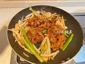 牛排中式吃法：海鲜菇炒牛柳的做法 步骤12