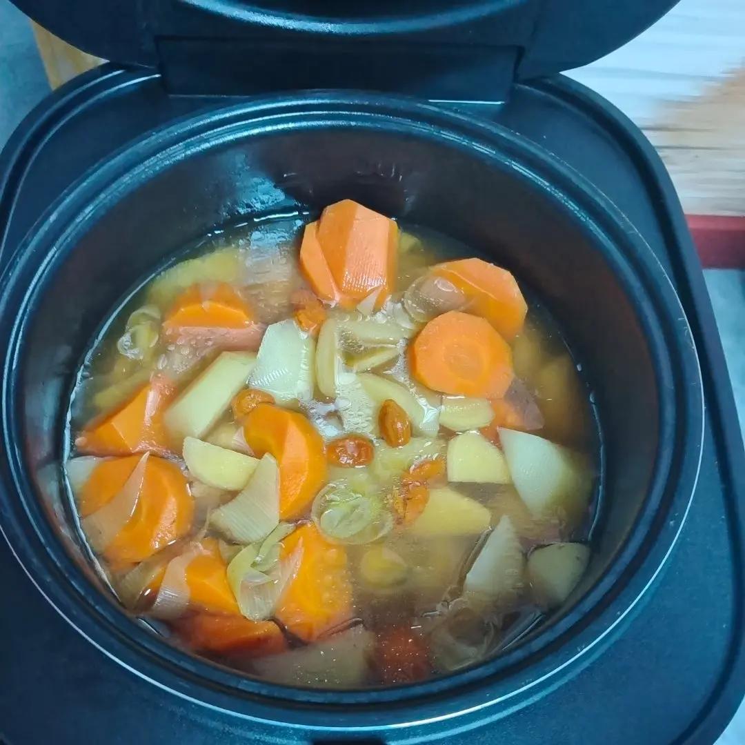 鸡腿炖红萝卜山药玉米汤