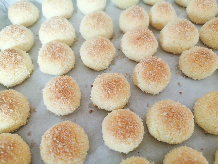 可爱小朋友饲养员做的下午茶小点心奶香椰蓉酥球