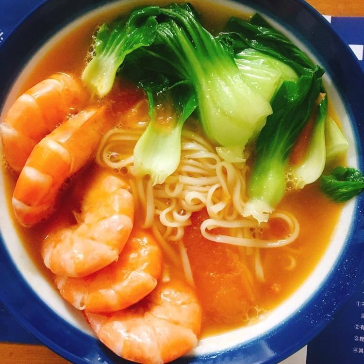 sjkudo做的鲜虾番茄鸡蛋面