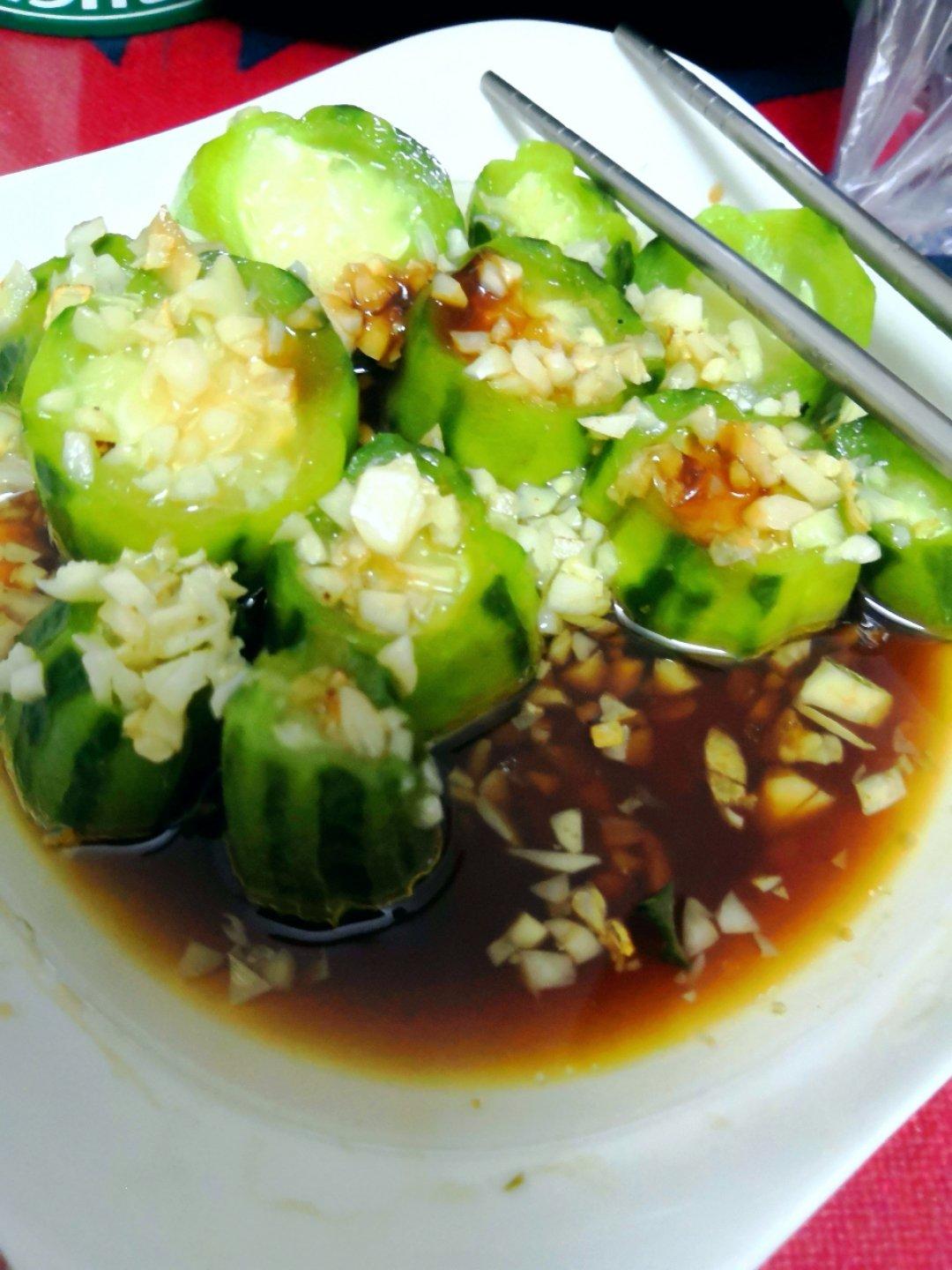 只需要五分钟就可以的美味蒜蓉蒸丝瓜