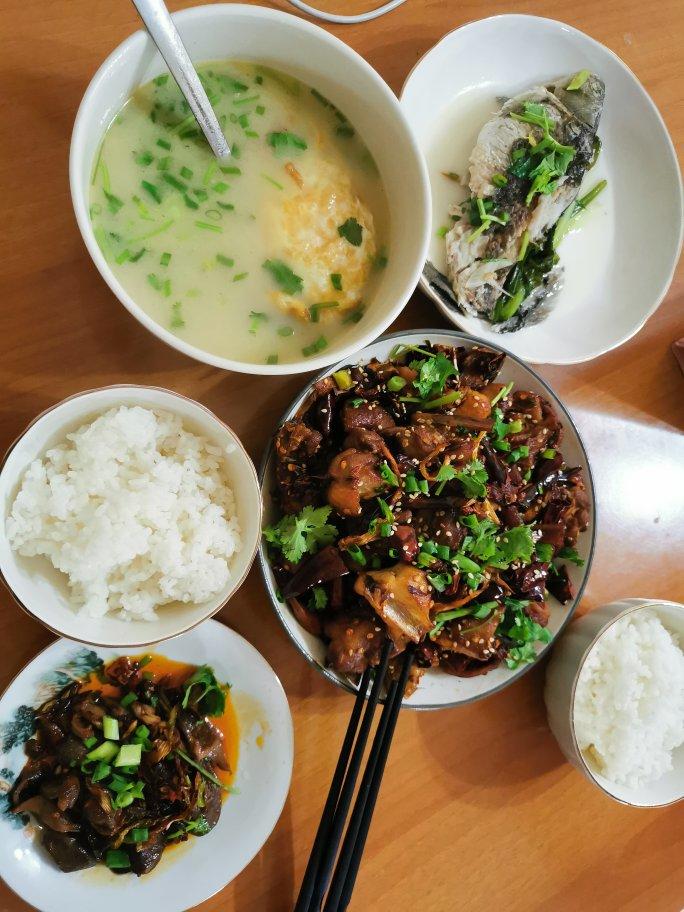 这样做的鲫鱼汤超好喝，奶白奶白的